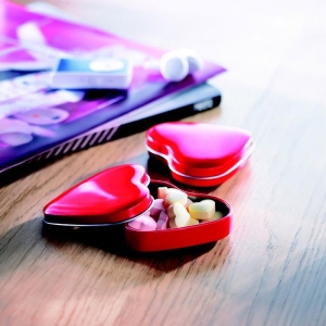 LOVEMINT Širdelės formos metalinė dėžutė su saldainiais (24 g)