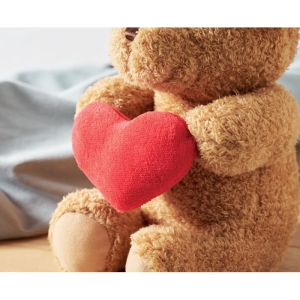 SNUGGLE Minkštas pliušinis meškiukas su raudona širdute personalizacijai